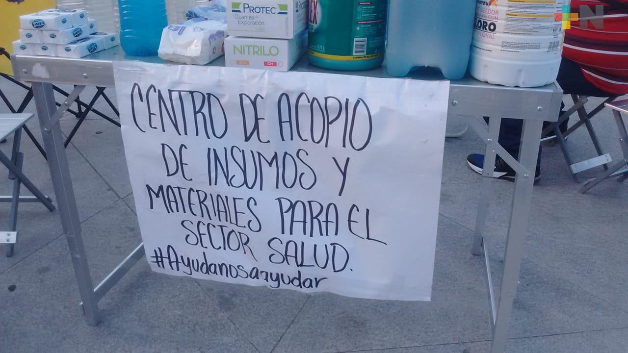 Enfermeras y médicos instalan una mesa para recaudar insumos en la ciudad de Veracruz