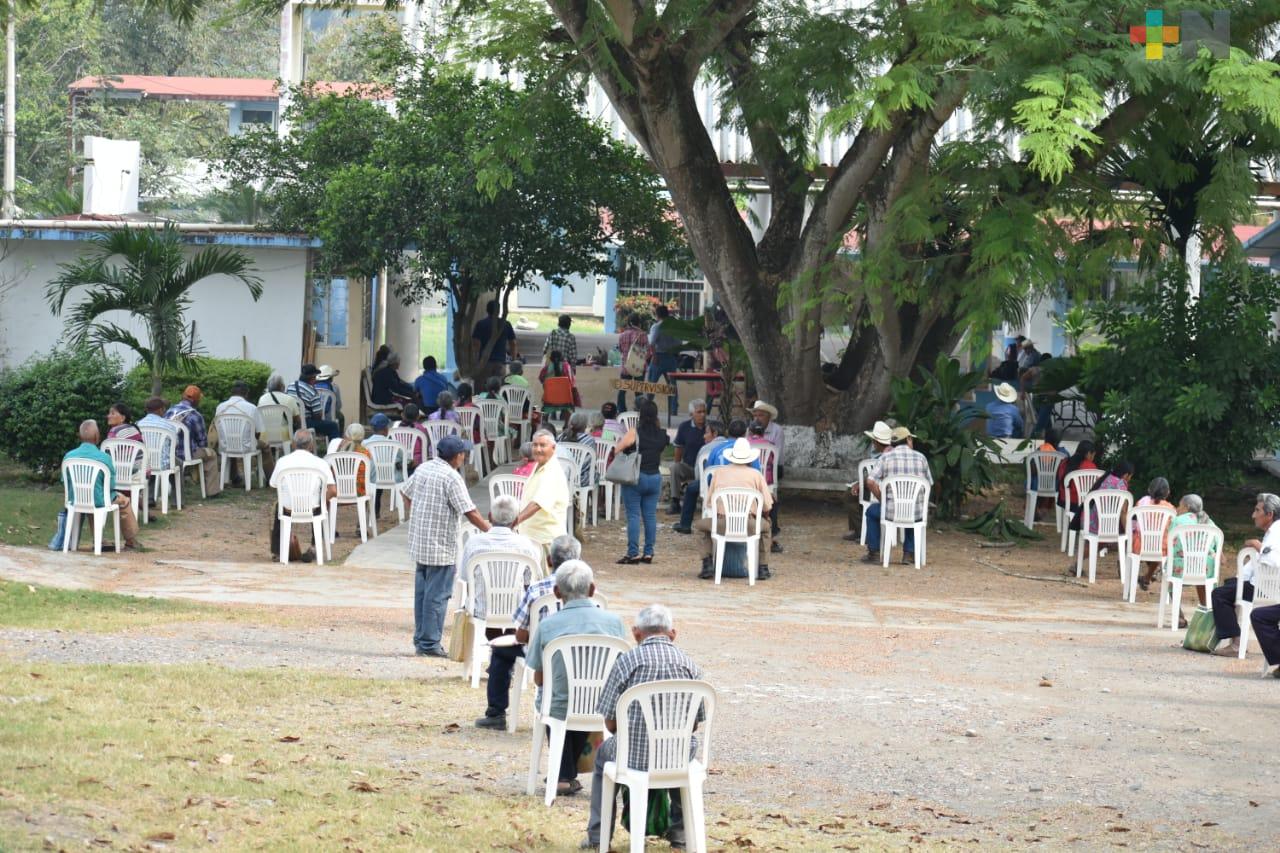 Supervisan entrega de apoyos a personas de la tercera edad