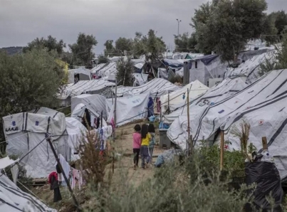Ponen en cuarentena campo de refugiados en Grecia