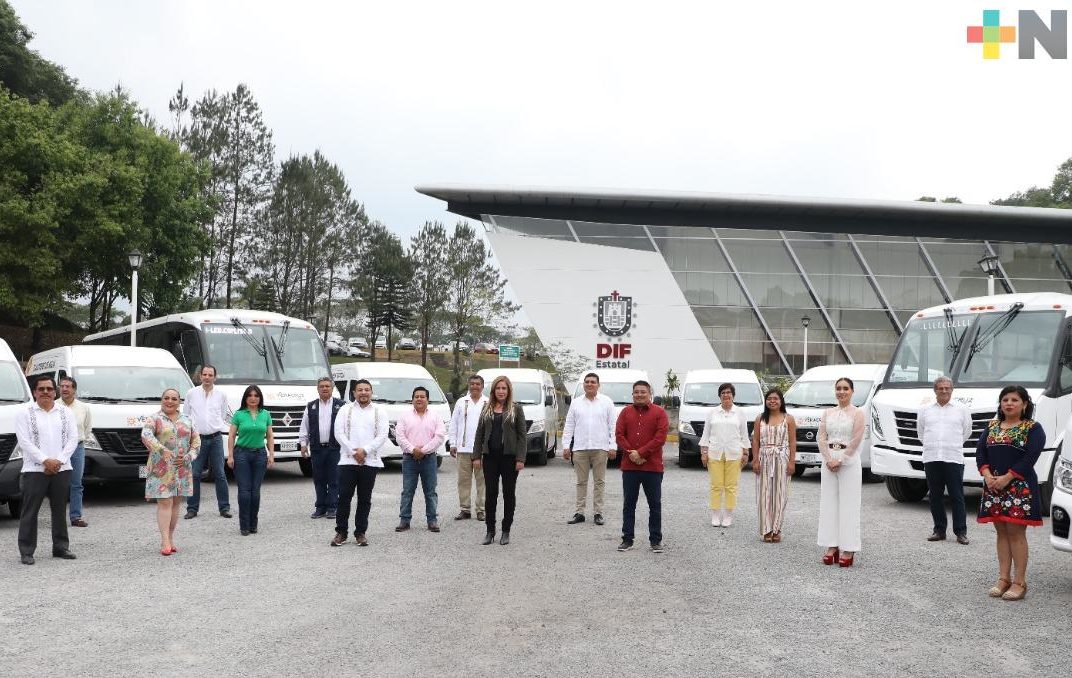 Entrega el gobernador Cuitláhuac García a municipios, vehículos para facilitar el traslado de personas con discapacidad