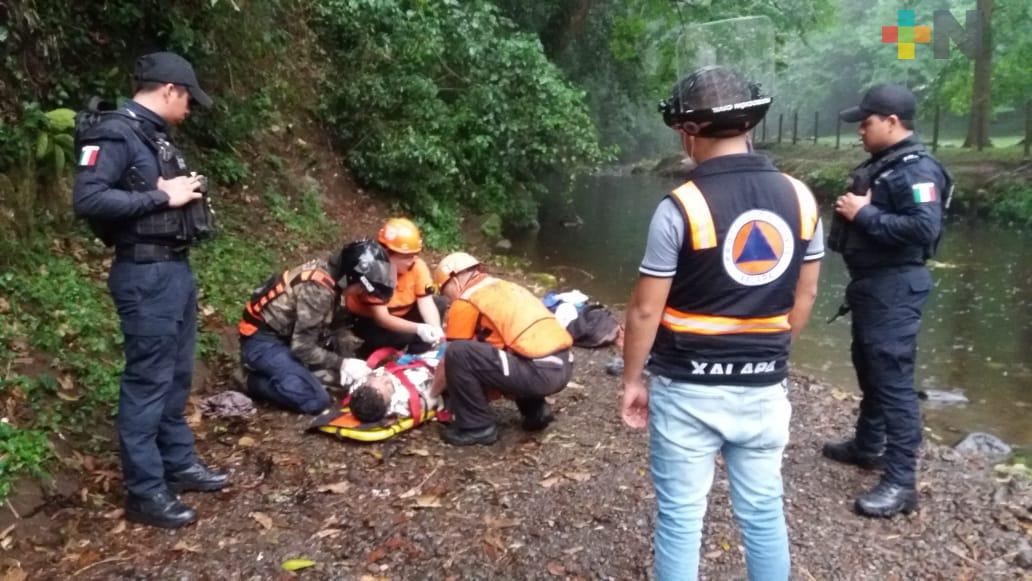 Rescatan a persona que cayó al río Xochiapa