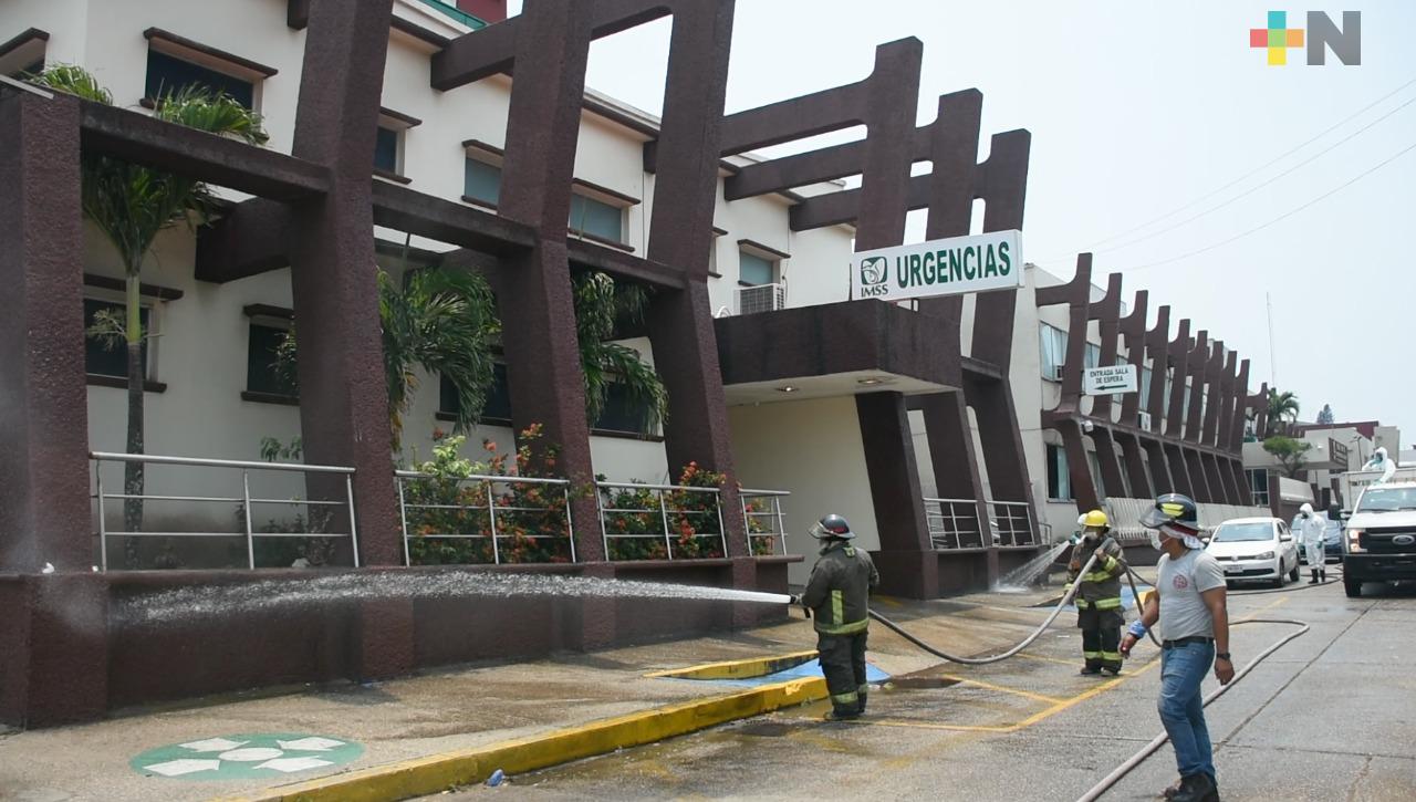 Sanitizan clínica del IMSS en Coatzacoalcos