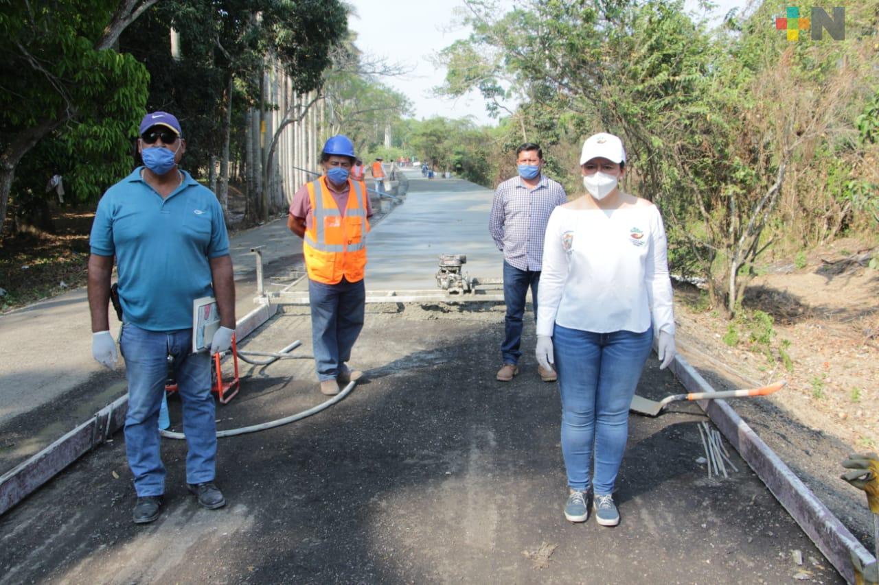 Supervisó Alcaldesa avances de obra carretera en margen derecho del río Papaloapan