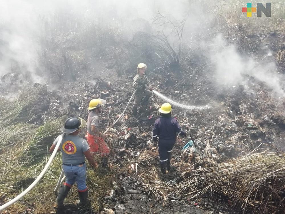 Incendio consume varias hectáreas de basurero de Minatitlán