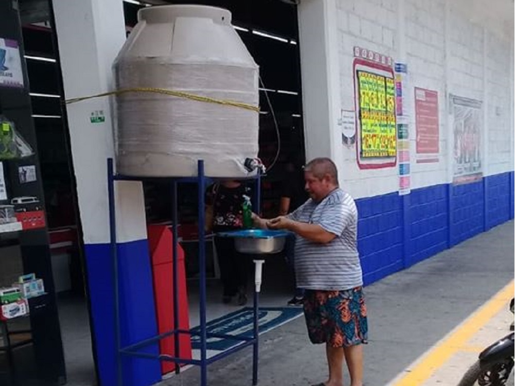 Instalan módulos de lavado de manos en principales calles de Hueyapan de Ocampo