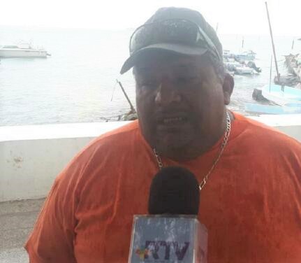 Pescadores del puerto se hacen al mar de madrugada, por el coronavirus