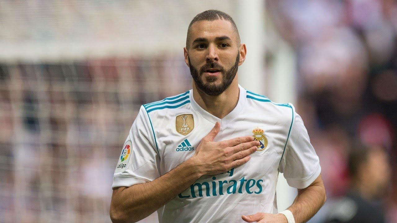 Karim Benzema subasta jersey autografiado para lucha contra Covid-19