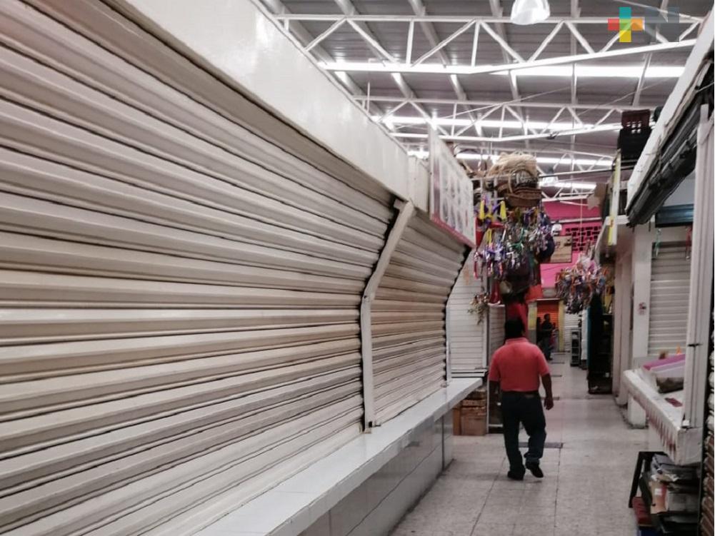 Locales del mercado Jáuregui cierran al ser atendidos por adultos mayores