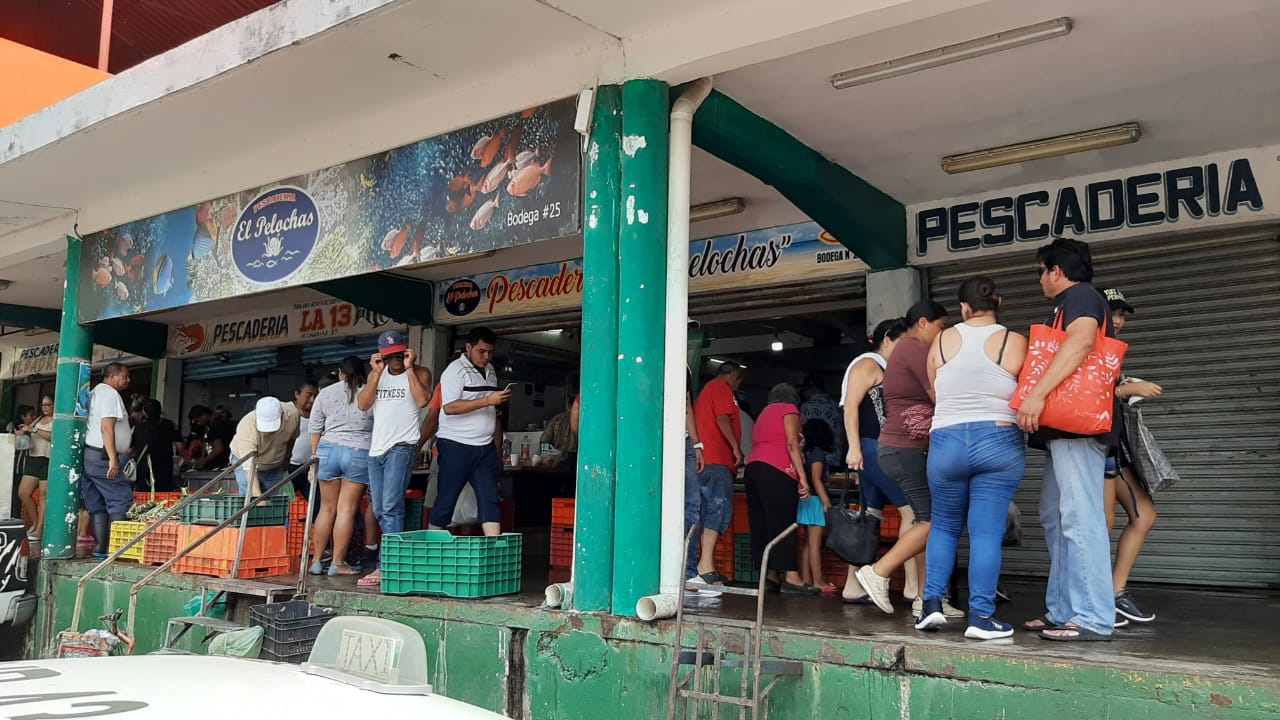 Con indolencia, Ayuntamiento de Veracruz abandona a su suerte a personas que acudieron a mercado de mariscos