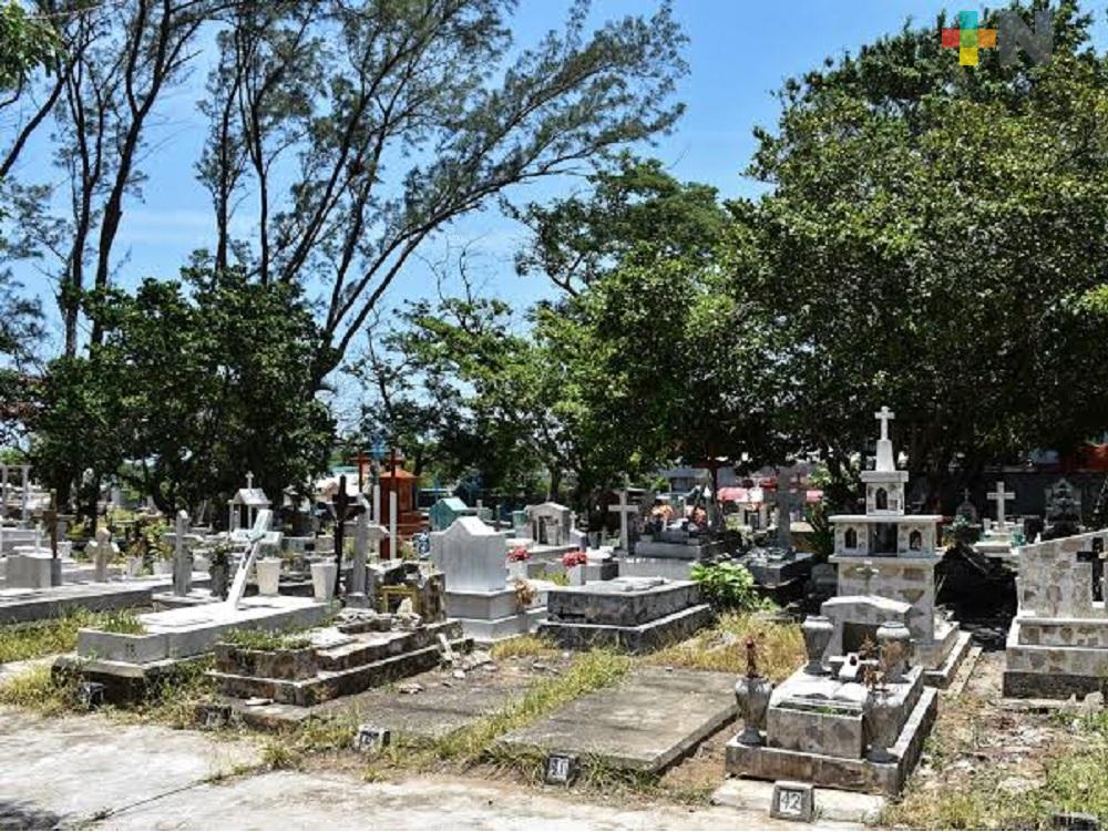Acondicionan panteón Jardín de Coatzacoalcos, para inhumar personas fallecidas por COVID-19