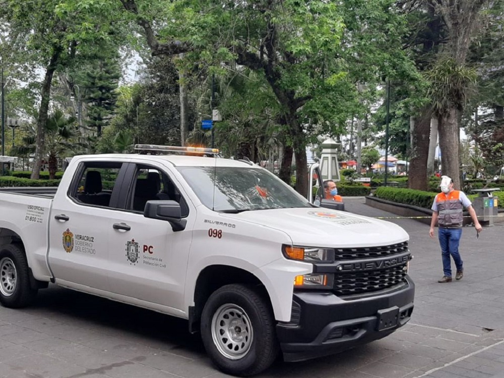 PC Xalapa inicia con cierre de espacios públicos; pone vallas en parque Juárez
