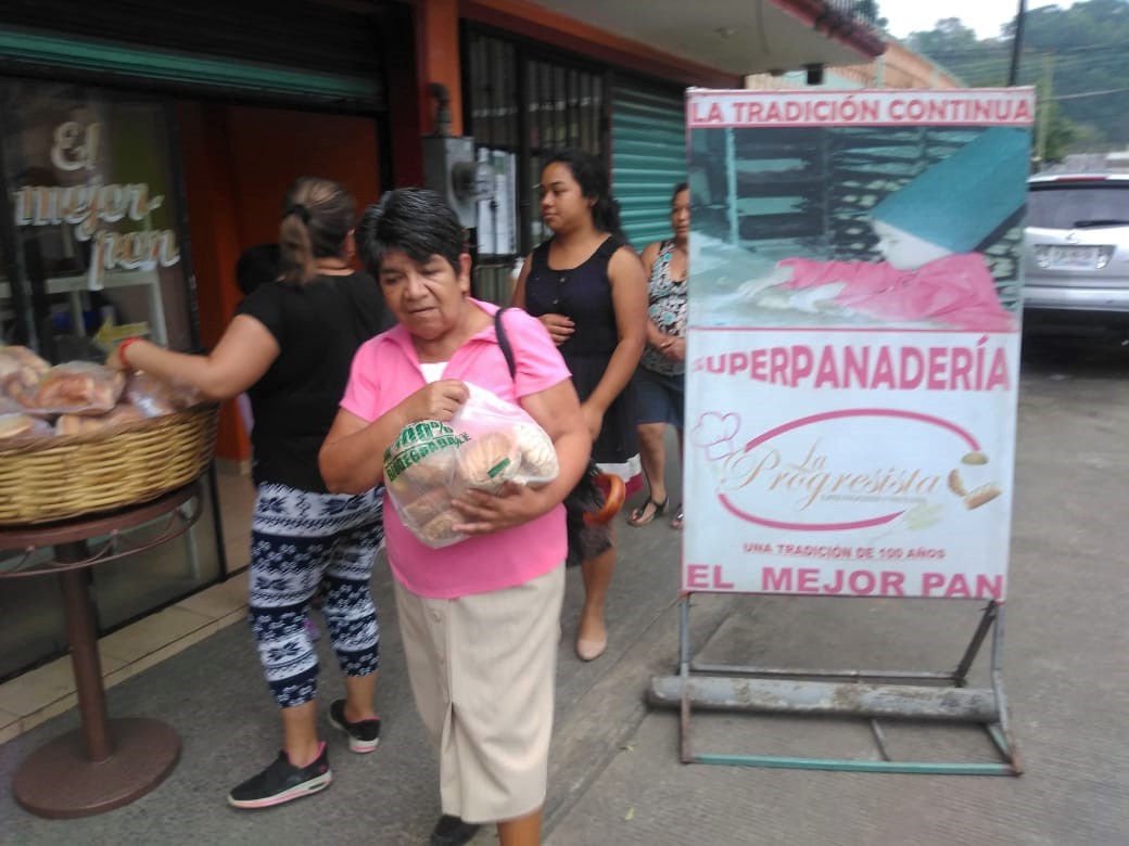 Panadería xalapeña obsequia bolsas de pan a personas de escasos recursos