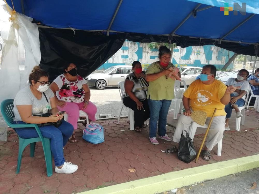 Personas con familiares internados en clínica del IMSS, se rehúsan a dejar instalaciones