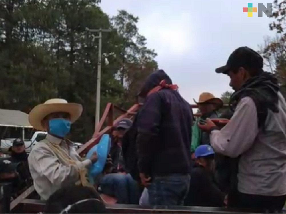 Personas de todas las edades, van aceptando retenes y filtros sanitarios en Sierra de Huayacocotla