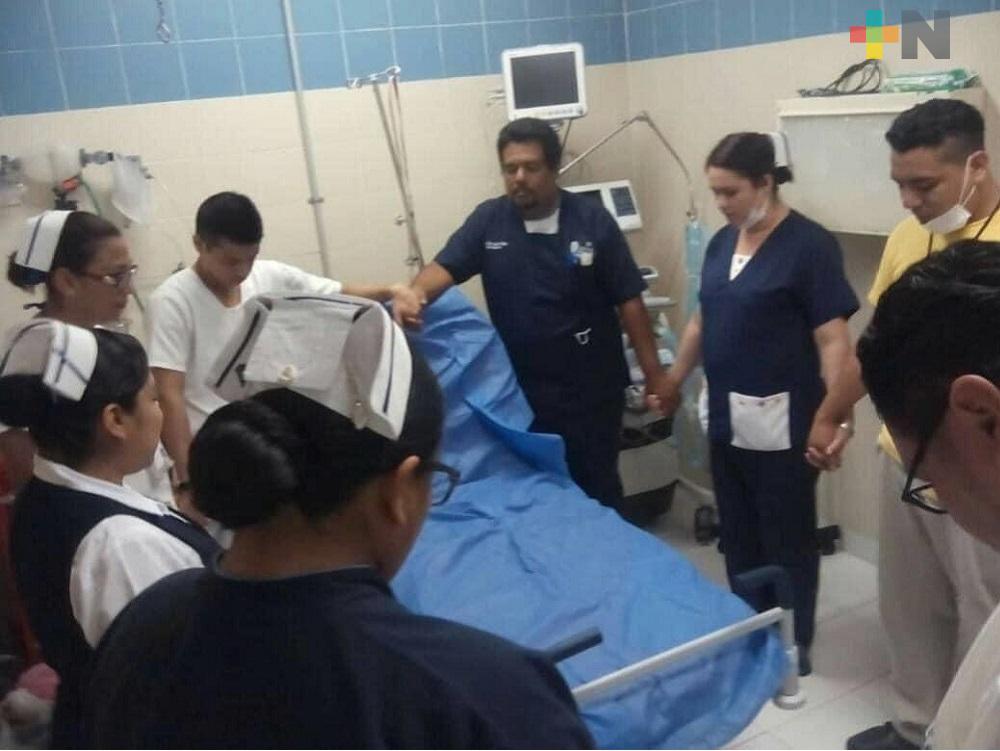 Por pandemia, médicos y enfermeras del Hospital de Coatzacoalcos oran al iniciar su turno