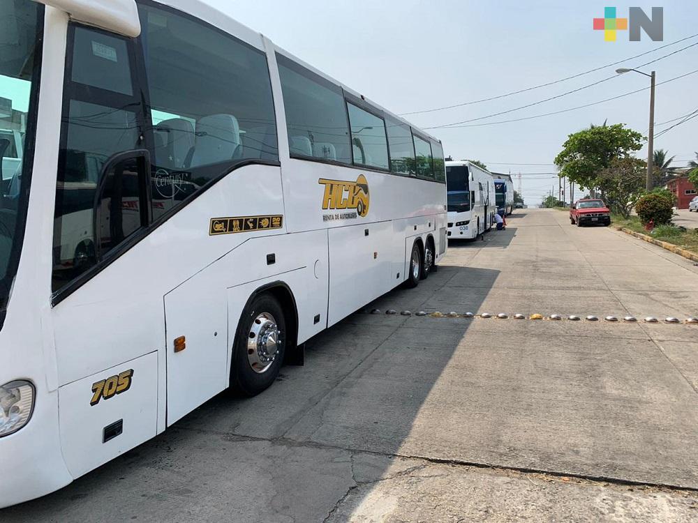 Proveedores de servicios turísticos mantienen detenidas sus unidades por COVID-19