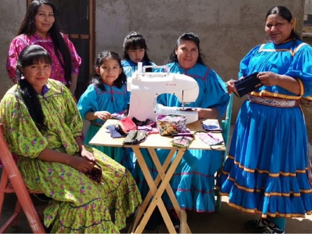 Rarámuris fabrican cubrebocas