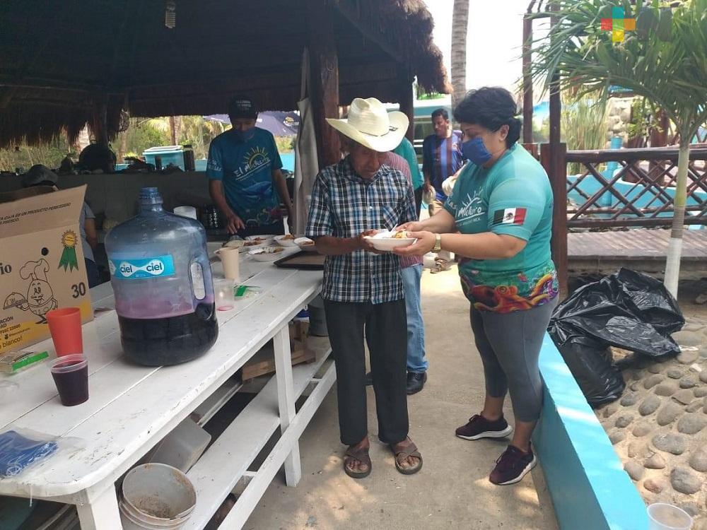 Restaurante dona alimento a personas de la congregación Las Barrillas