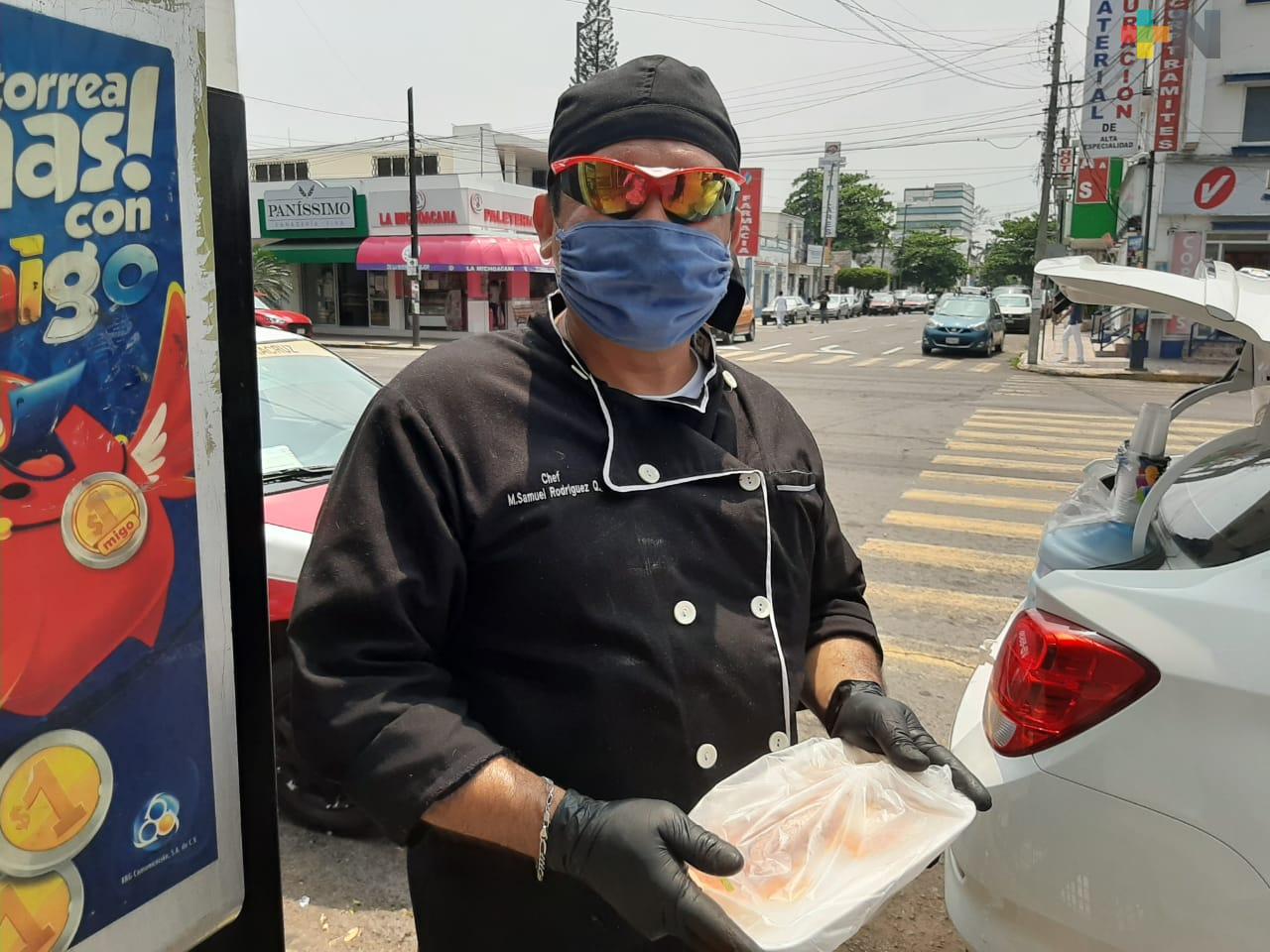Chef regala comida a familiares de pacientes de hospitales, en Veracruz