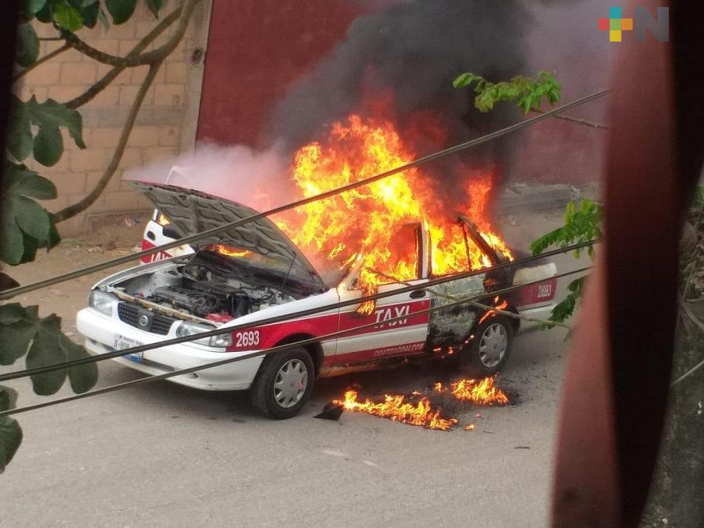 Se incendia taxi en colonia de Coatzacoalcos, sin reportarse lesionados