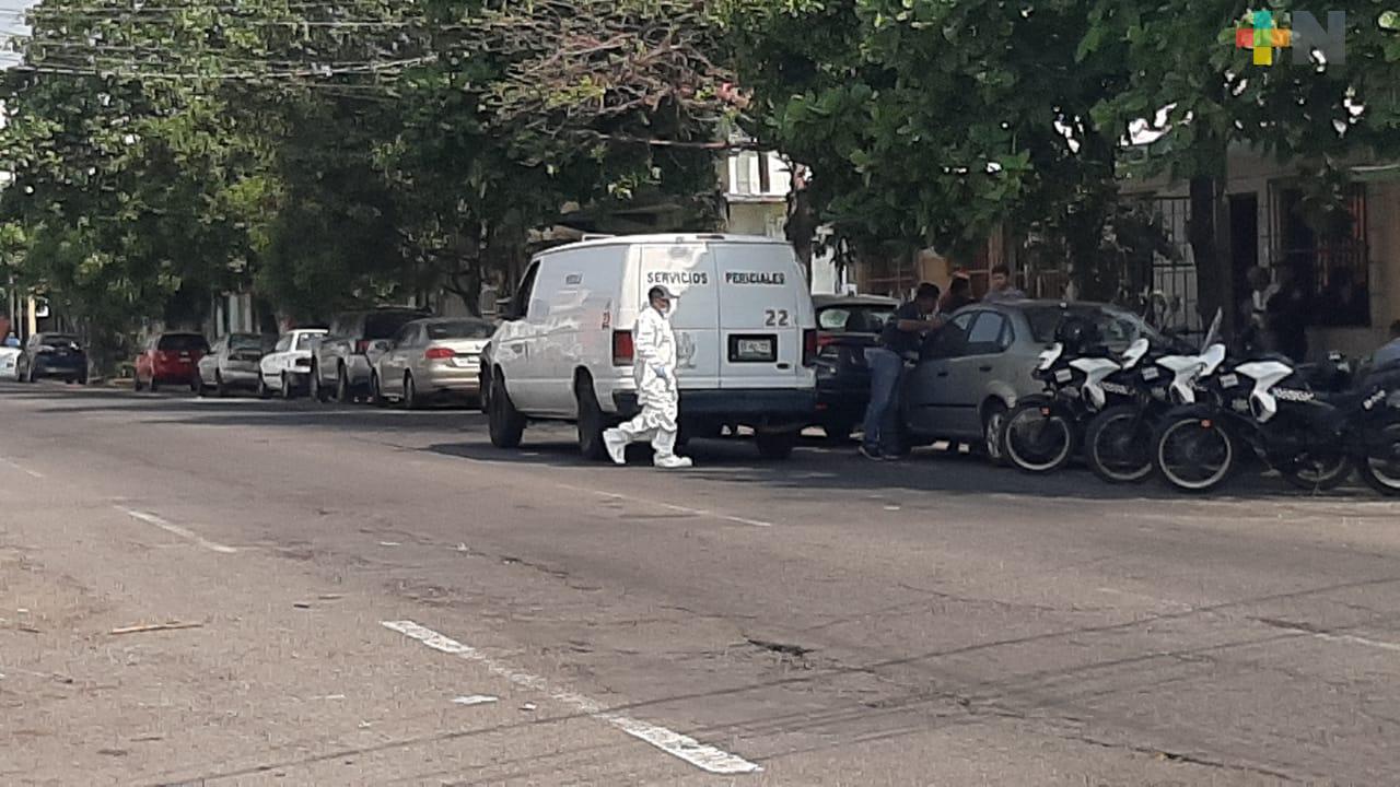 Servicios periciales de FGE portan trajes especiales como parte de nuevos protocolos sanitarios; atiende suicidio