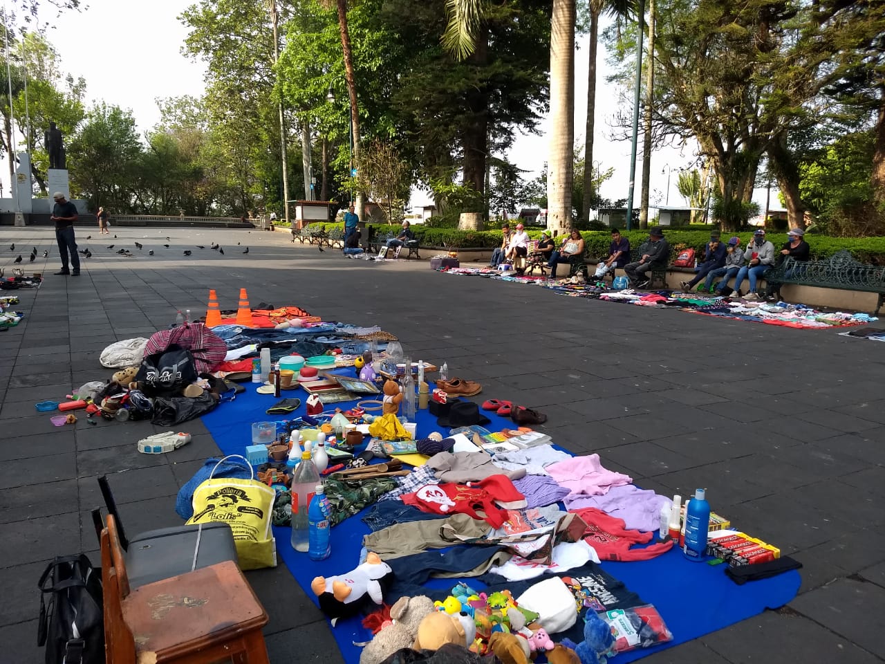 Tianguistas insisten en seguir vendido en el parque Juárez