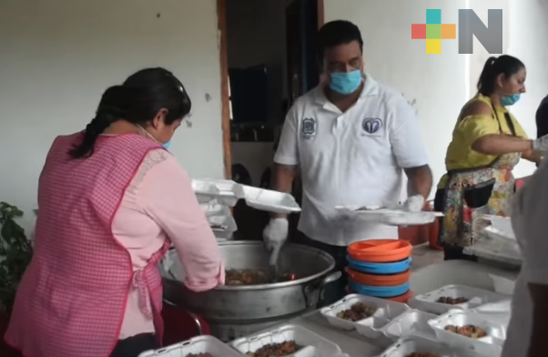 Ayuntamiento de Tlacotalpan sirvió alimentos gratuitos en apoyo a la población