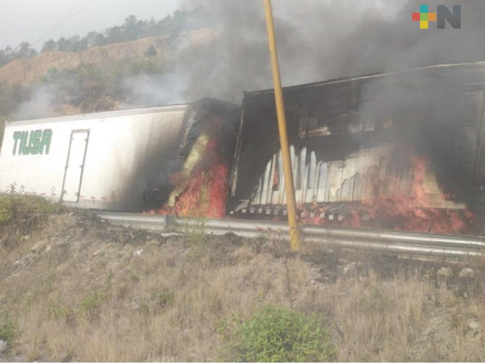 Tras choque, se incendia tráiler en autopista Puebla-Córdoba