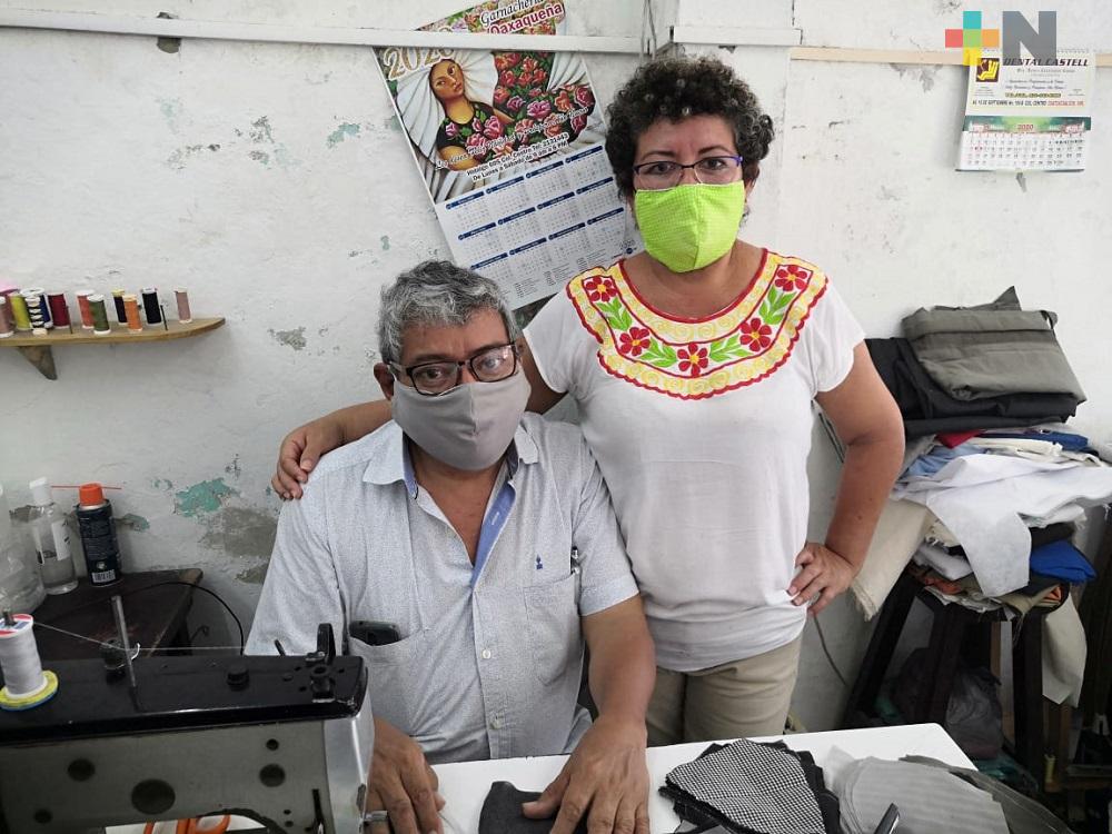 Ante la falta de trabajo, sastrería de Coatzacoalcos cambia de giro; elaboran cubrebocas