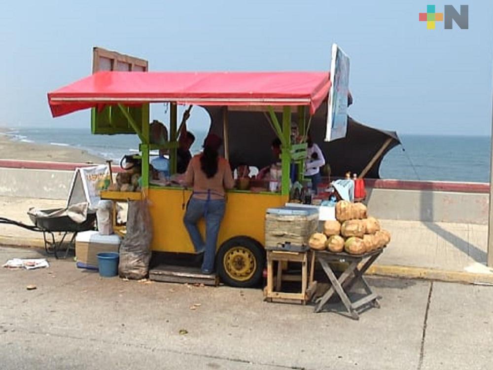 Vendedores de cocos del Malecón de Coatzacoalcos batallan con las bajas ventas
