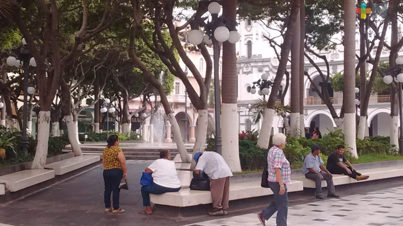 Personas siguen paseando en el zócalo de Veracruz, a pesar de restricciones