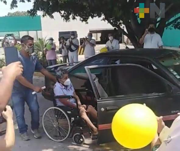 Dan de alta a persona de la tercera edad tras contraer COVID-19, en IMSS de Veracruz