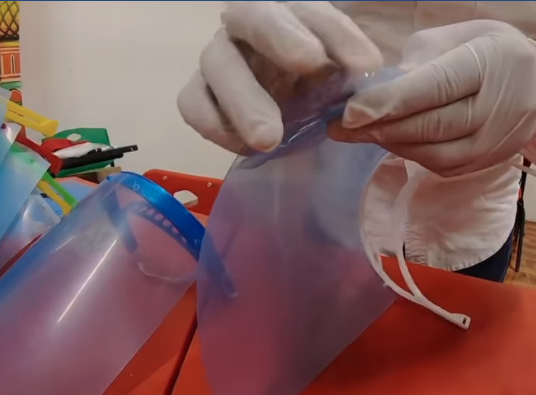 Universidad Tecnológica de Gutiérrez Zamora elaboró caretas para apoyar al sector salud