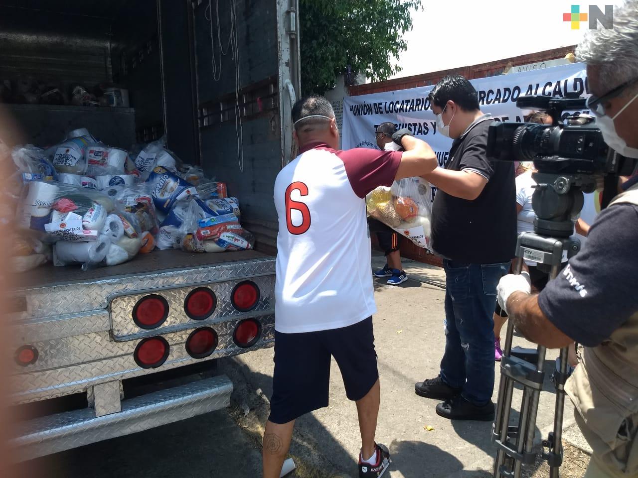 Tianguistas de Xalapa recibieron despensas de sus líderes