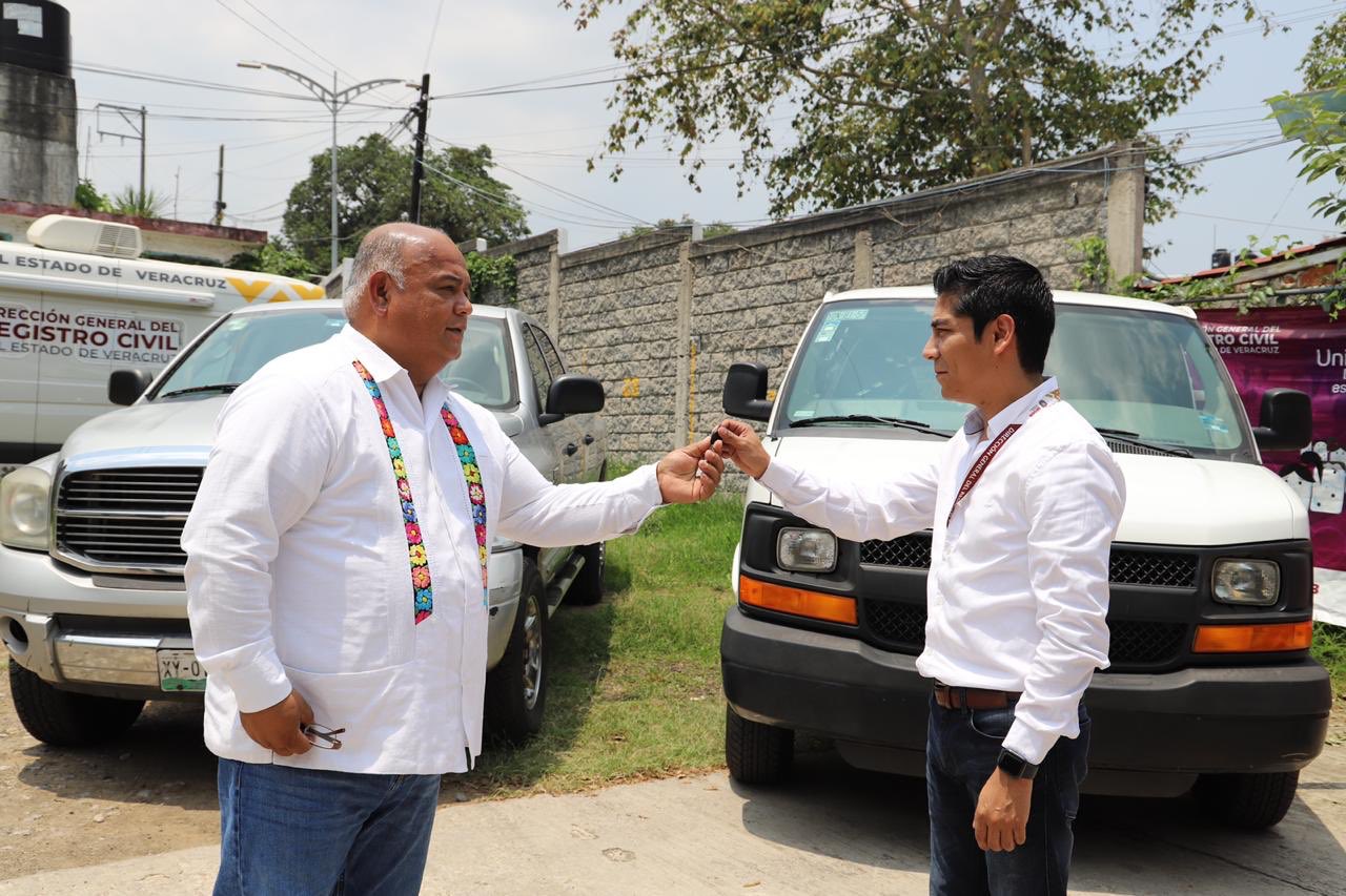 Entregó Eric Cisneros vehículos rehabilitados a direcciones de Segob