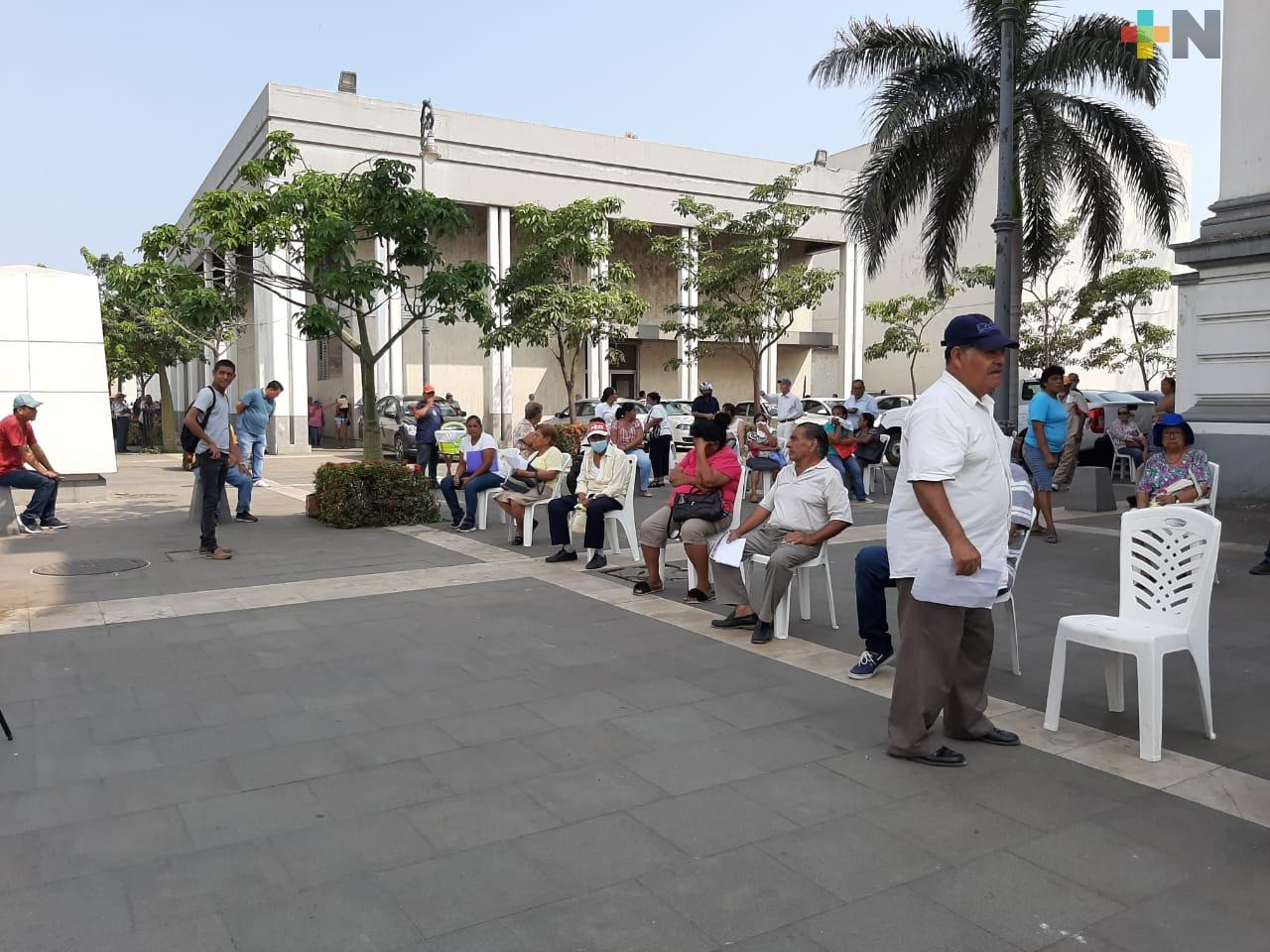 Entregan pensiones a adultos mayores en la ciudad de Veracruz