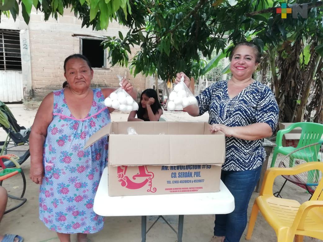 Entregan huevos a habitantes de Oteapan, donados por paisano que vive en EUA