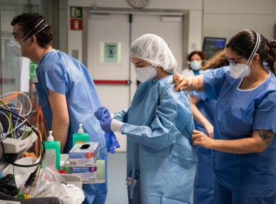 IMSS dota de equipo de protección para personal que atiende a pacientes con COVID-19