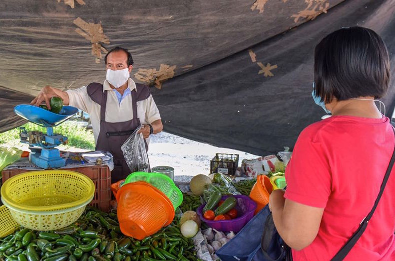 Continúa entrega de cubrebocas en tianguis de Xalapa