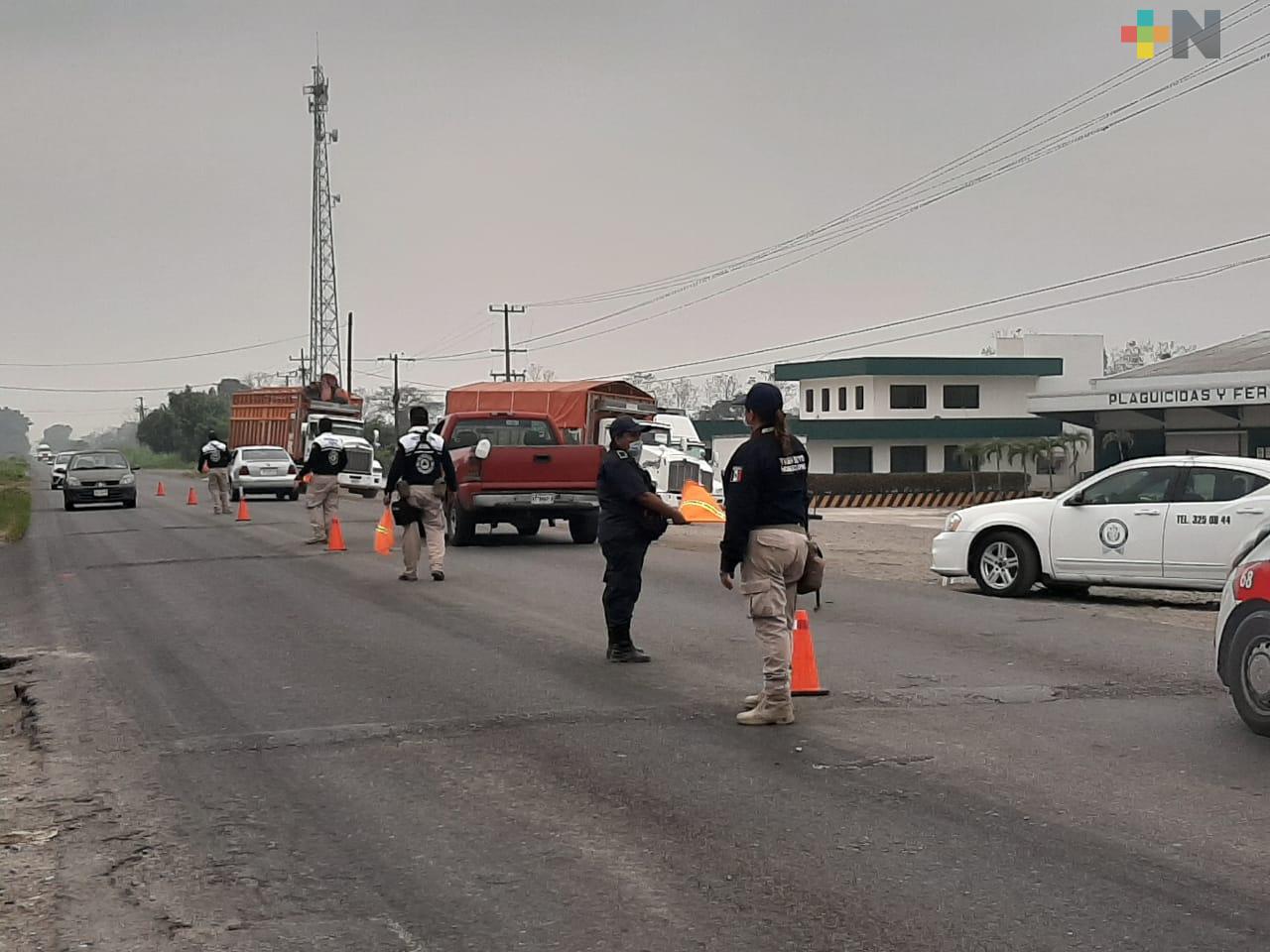 En San Rafael sanitizan automóviles locales y foráneos que transitan por la zona