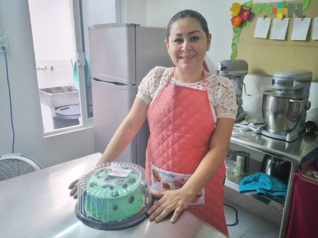 También elabora pasteles en forma de Coronavirus en la ciudad de Veracruz