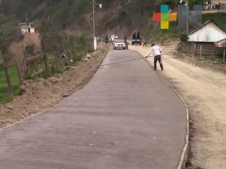 Con medidas sanitarias, continúa avance de pavimentación de carretera Zacualpan a Tlachichilco