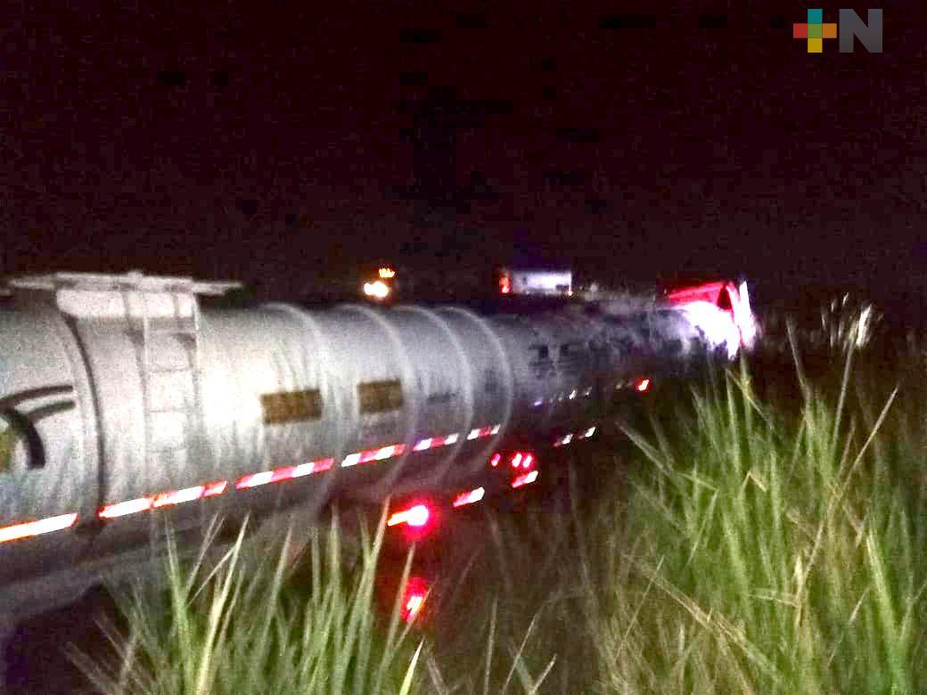 Pipa con hidrocarburo cayó en pantano de Las Matas; no hubo heridos