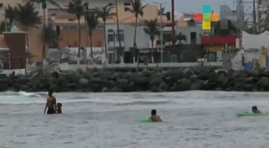 Ciudadanos sin respetar contingencia; visitan playas