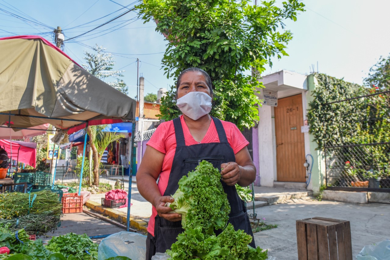Con medidas higiénicas adecuadas, tianguistas se instalan en colonia de Xalapa