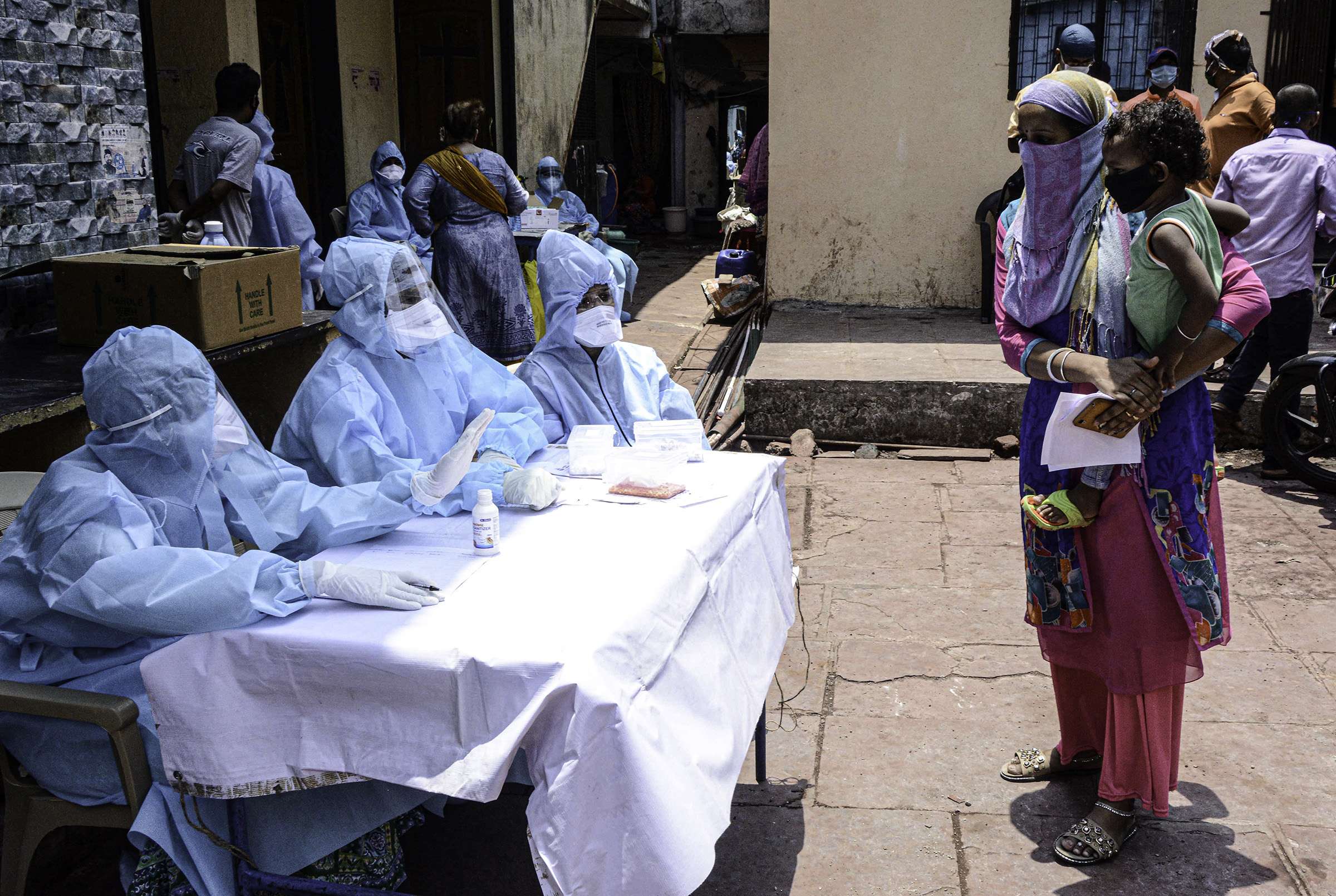 Rebasados hospitales de la India por segunda ola de contagios de coronavirus