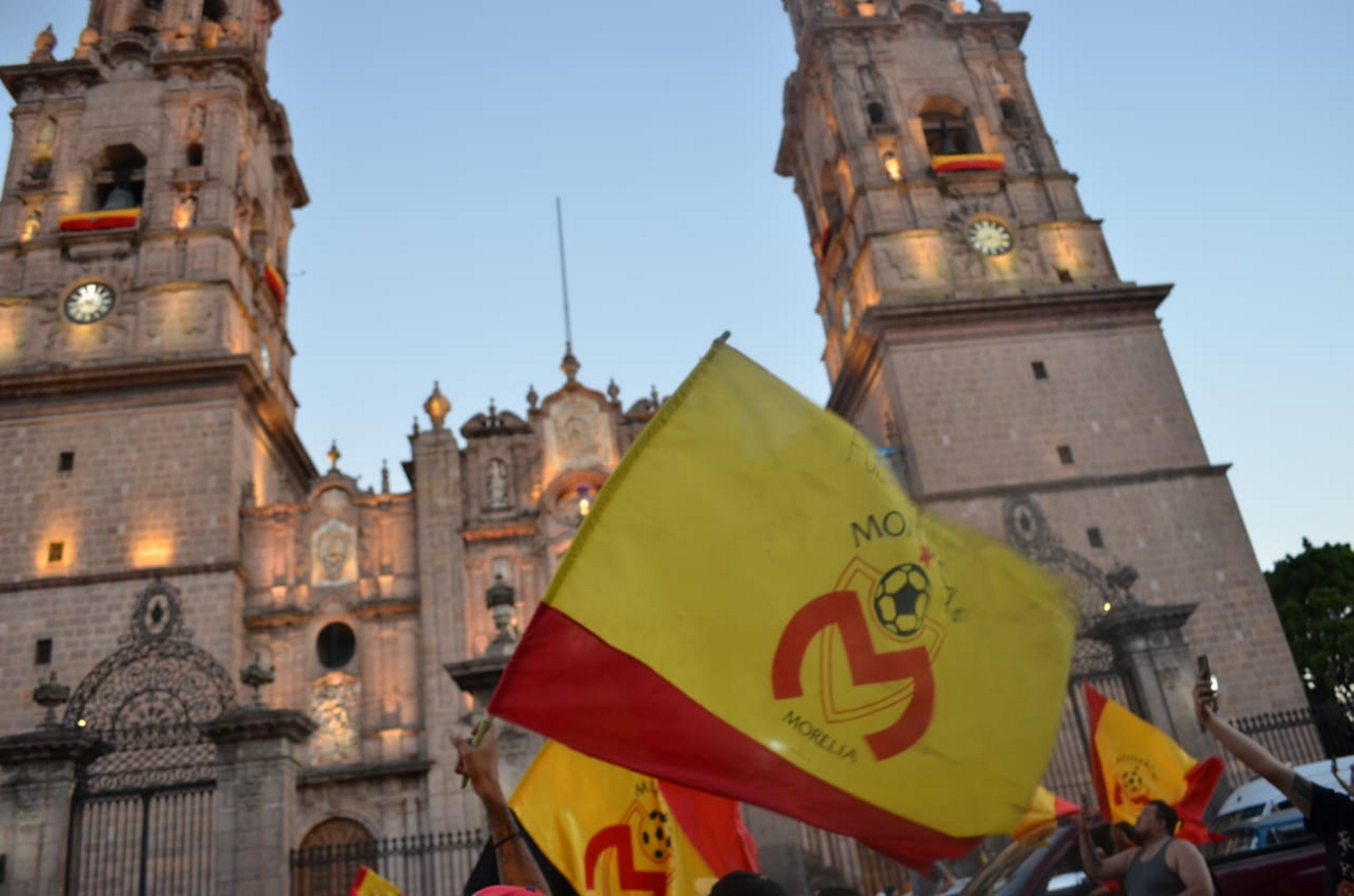 Aficionados se manifiestan en contra de la venta Monarcas Morelia