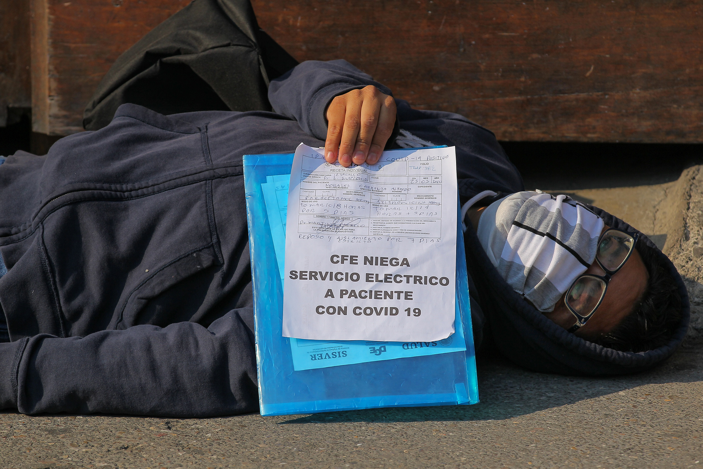 Enfermo de COVID-19 protesta en Palacio Nacional porque le cortaron la luz