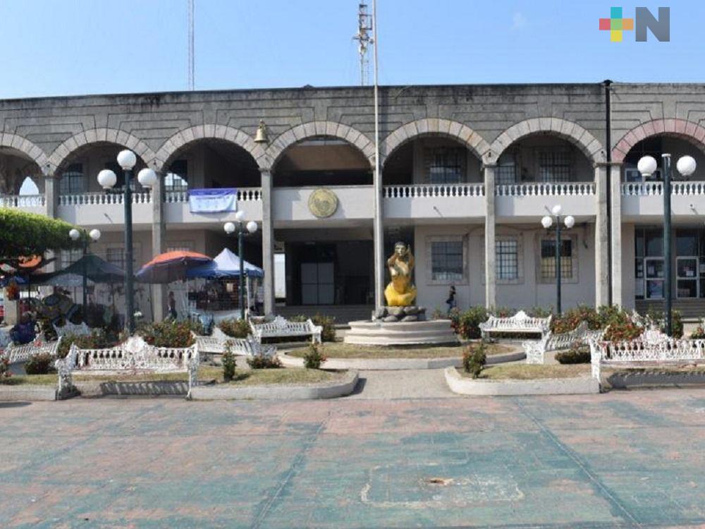 Ayuntamiento de Cosoleacaque y CAEV llevan pipas de agua a la población