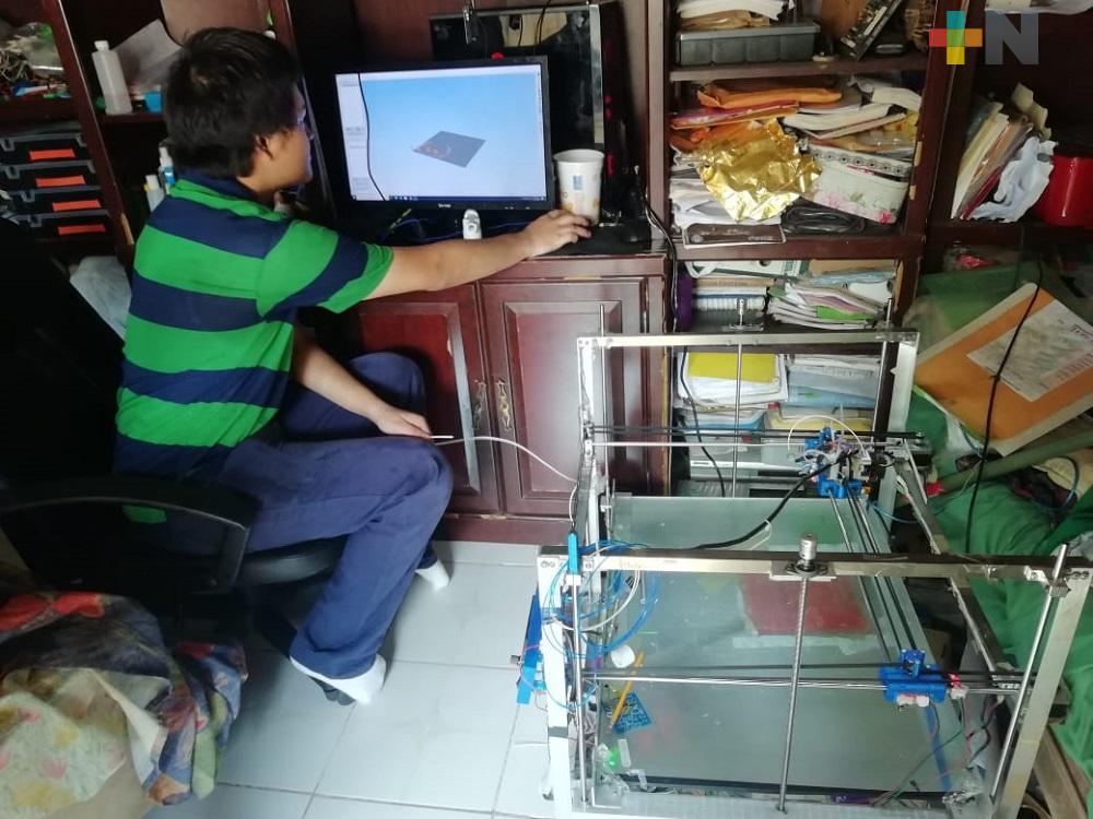 Adolescente de Minatitlán diseñó impresora 3D; produce caretas anti COVID-19 para donarlas